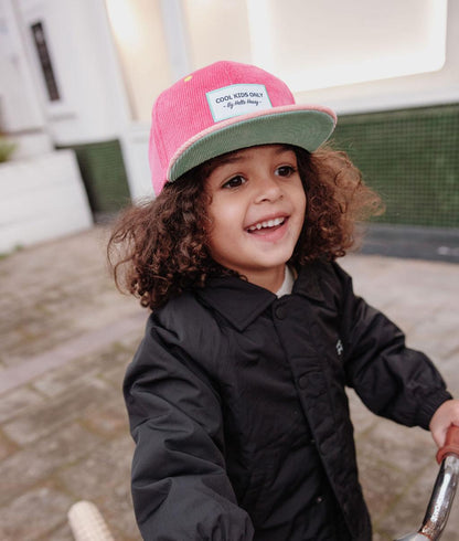 Menina a usar o boné de veludo rosa Sweet Pitaya – foto lifestyle – Hello Hossy