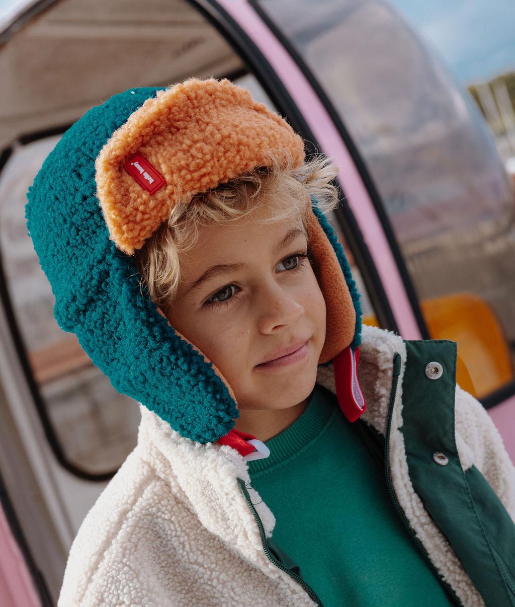 Gorro russo infantil azul e Camel com efeito sherpa, etiqueta vermelha Hello Hossy