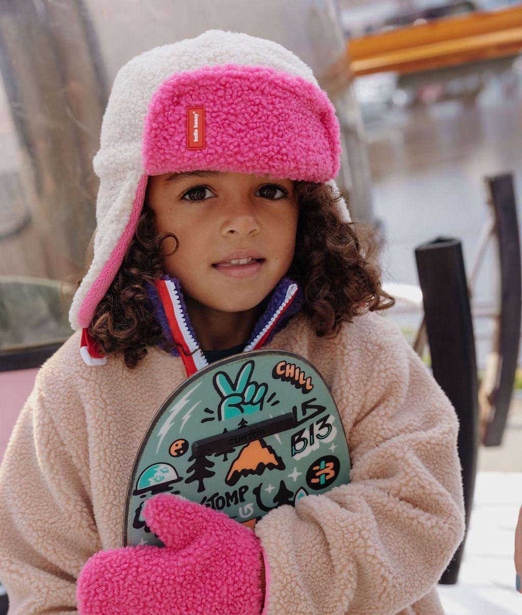 Gorro russo infantil branco e rosa com efeito sherpa, orelheiras e fecho Hello Hossy