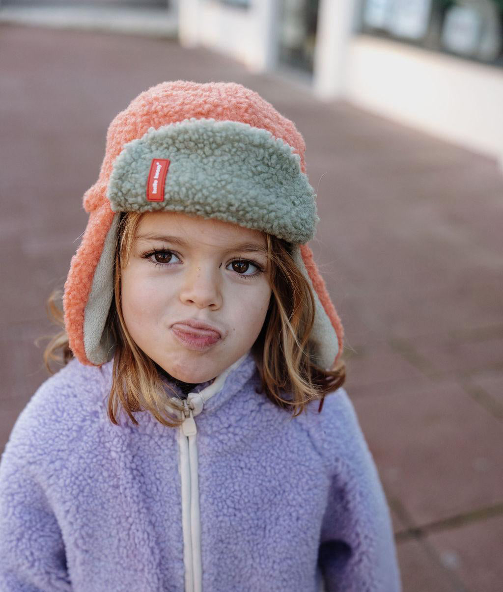 Criança com o gorro russo polar Cozy Jim – vista de frente – Hello Hossy