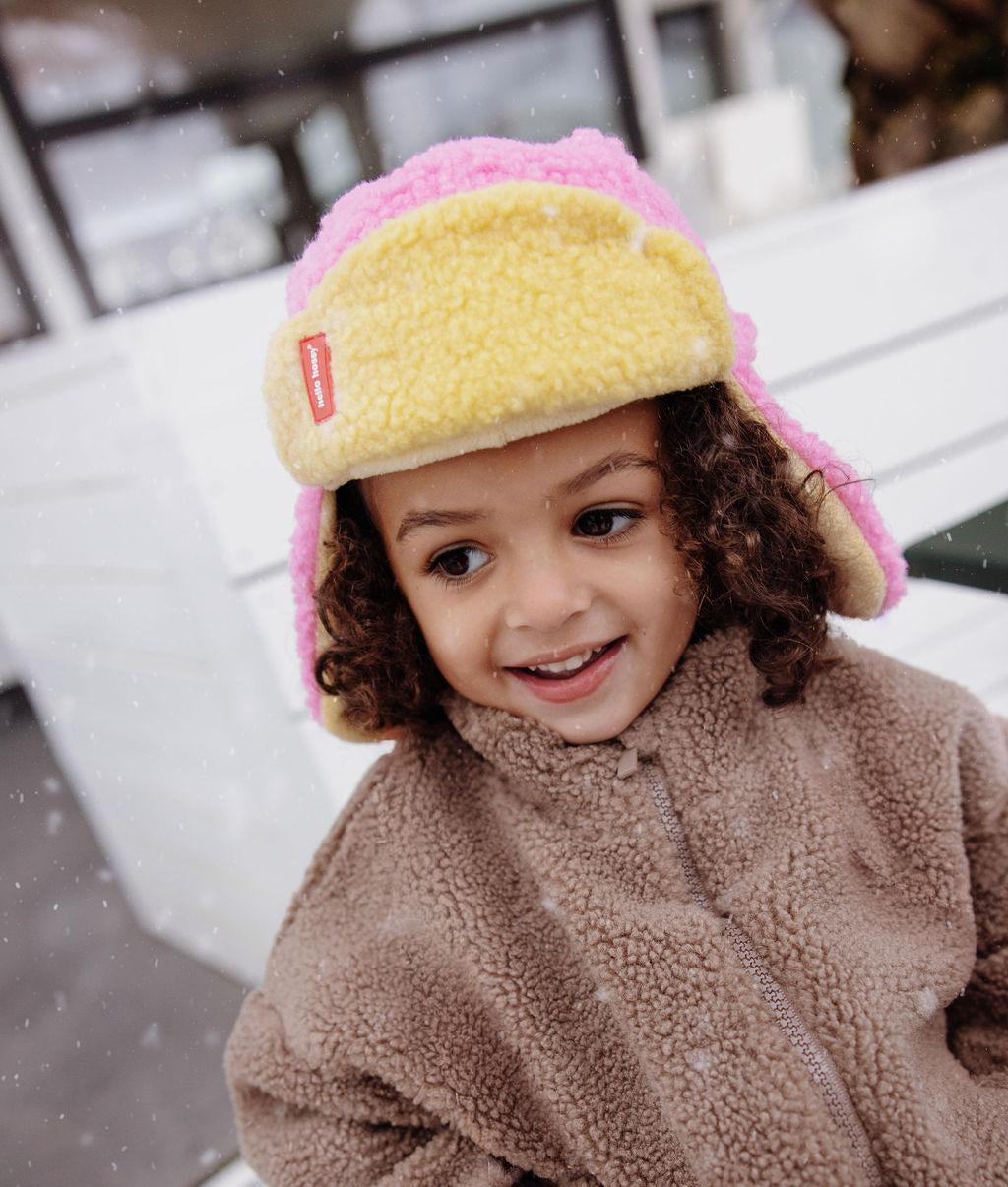 Menina a usar o gorro russo bicolor Cozy Kira – vista de frente – Hello Hossy