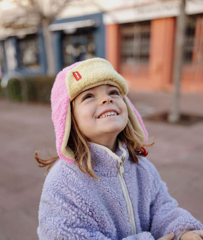 Gorro russo polar bicolor Cozy Kira usado por uma menina – foto lifestyle – Hello Hossy