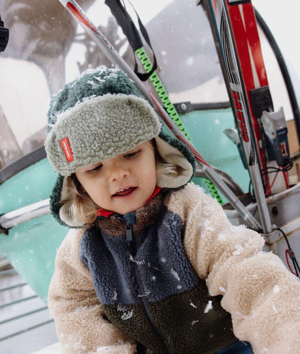 Gorro russo sherpa Cozy Neo usado por uma criança – vista de frente – Hello Hossy