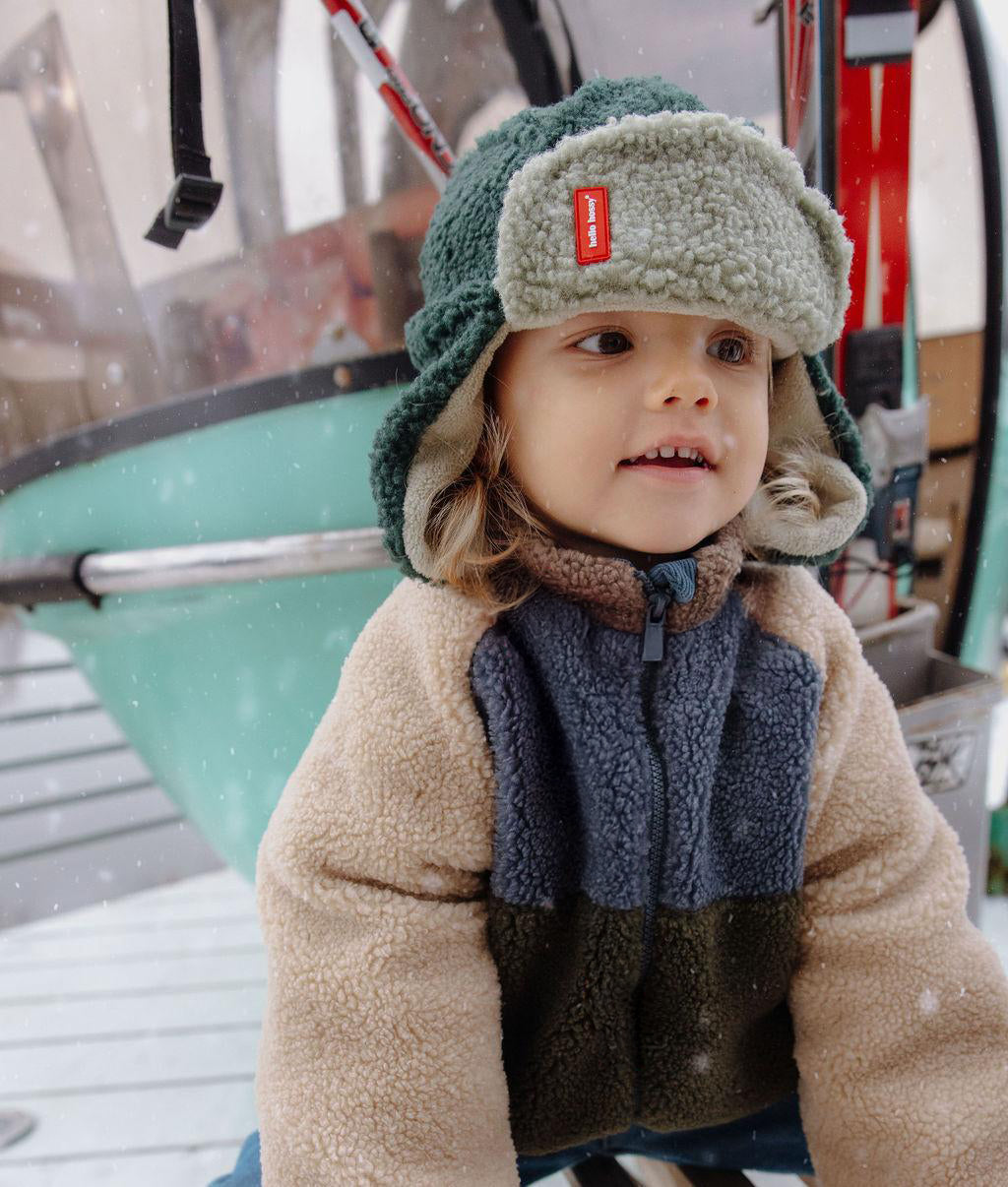 Gorro russo polar bicolor Cozy Neo usado por um rapaz - foto lifestyle - Hello Hossy