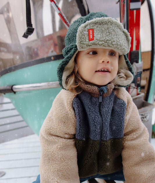 Gorro russo polar bicolor Cozy Neo usado por um rapaz - foto lifestyle - Hello Hossy
