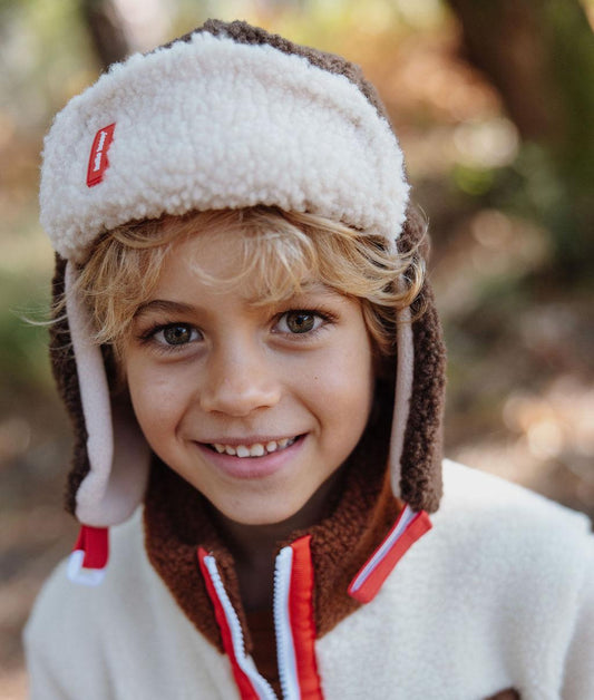 Gorro russo infantil castanho e branco com efeito sherpa e detalhe vermelho Hello Hossy