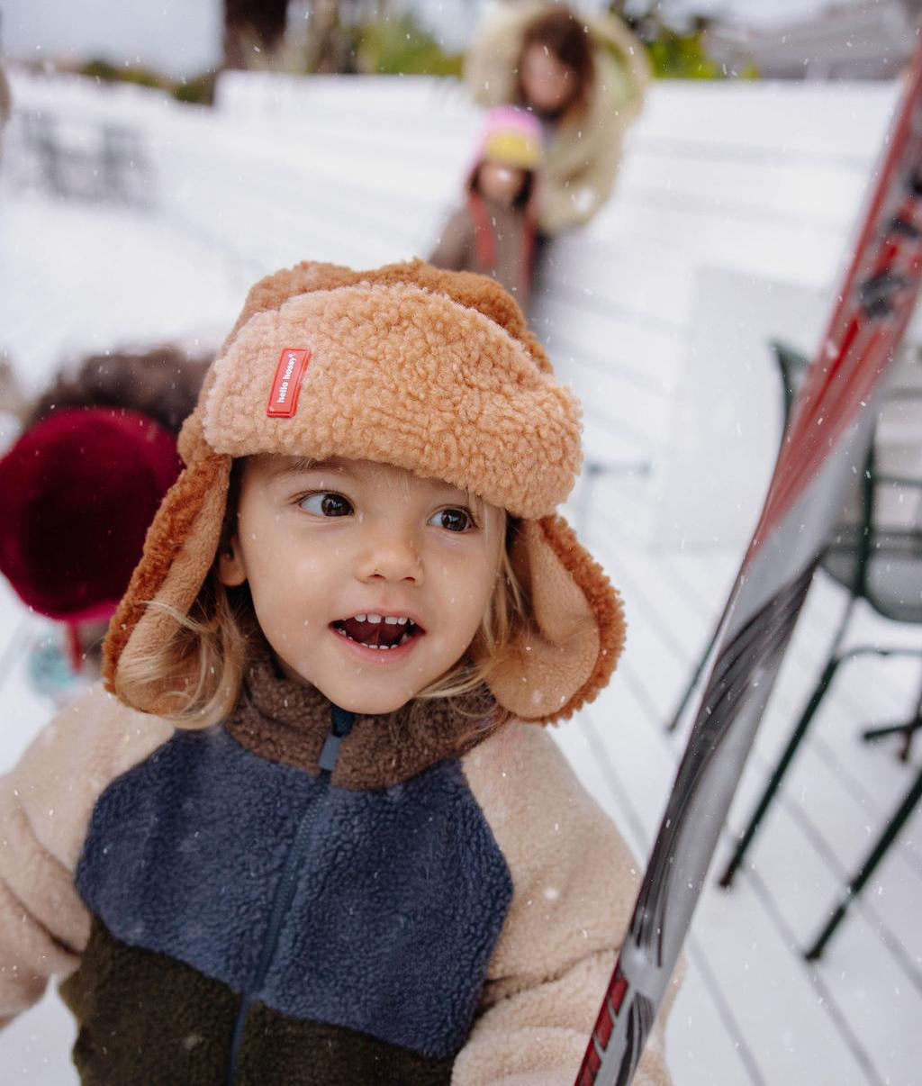 Criança com o gorro russo polar Cozy Sven – vista de cima – Hello Hossy