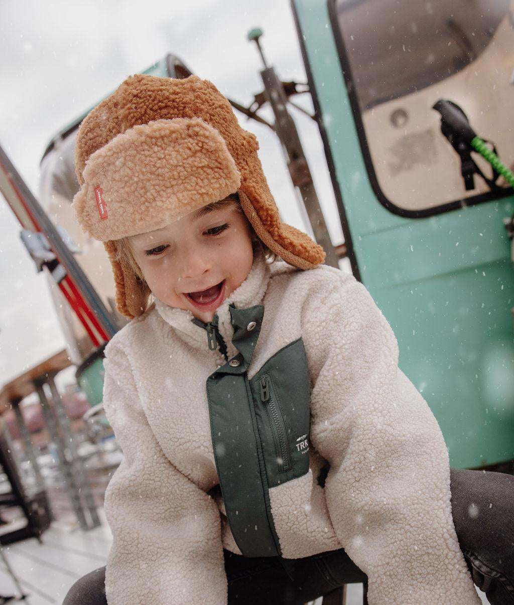 Gorro russo sherpa Cozy Sven usado por uma criança – vista de frente – Hello Hossy