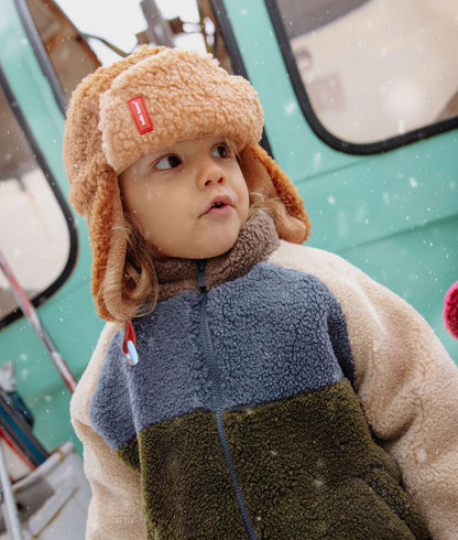 Criança a usar o gorro russo bicolor Cozy Sven - vista de 3/4 - foto lifestyle - Hello Hossy