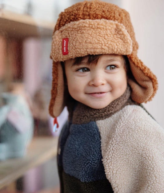 Gorro russo polar Cozy Sven usado por um rapaz – vista de frente – Hello Hossy