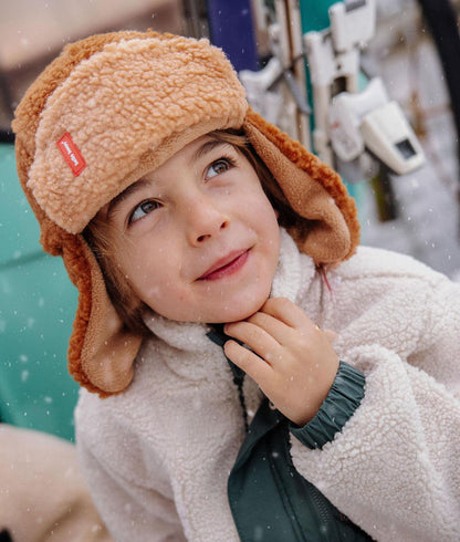 Gorro russo bicolor em polar Cozy Sven usado por um menino - foto lifestyle - Hello Hossy