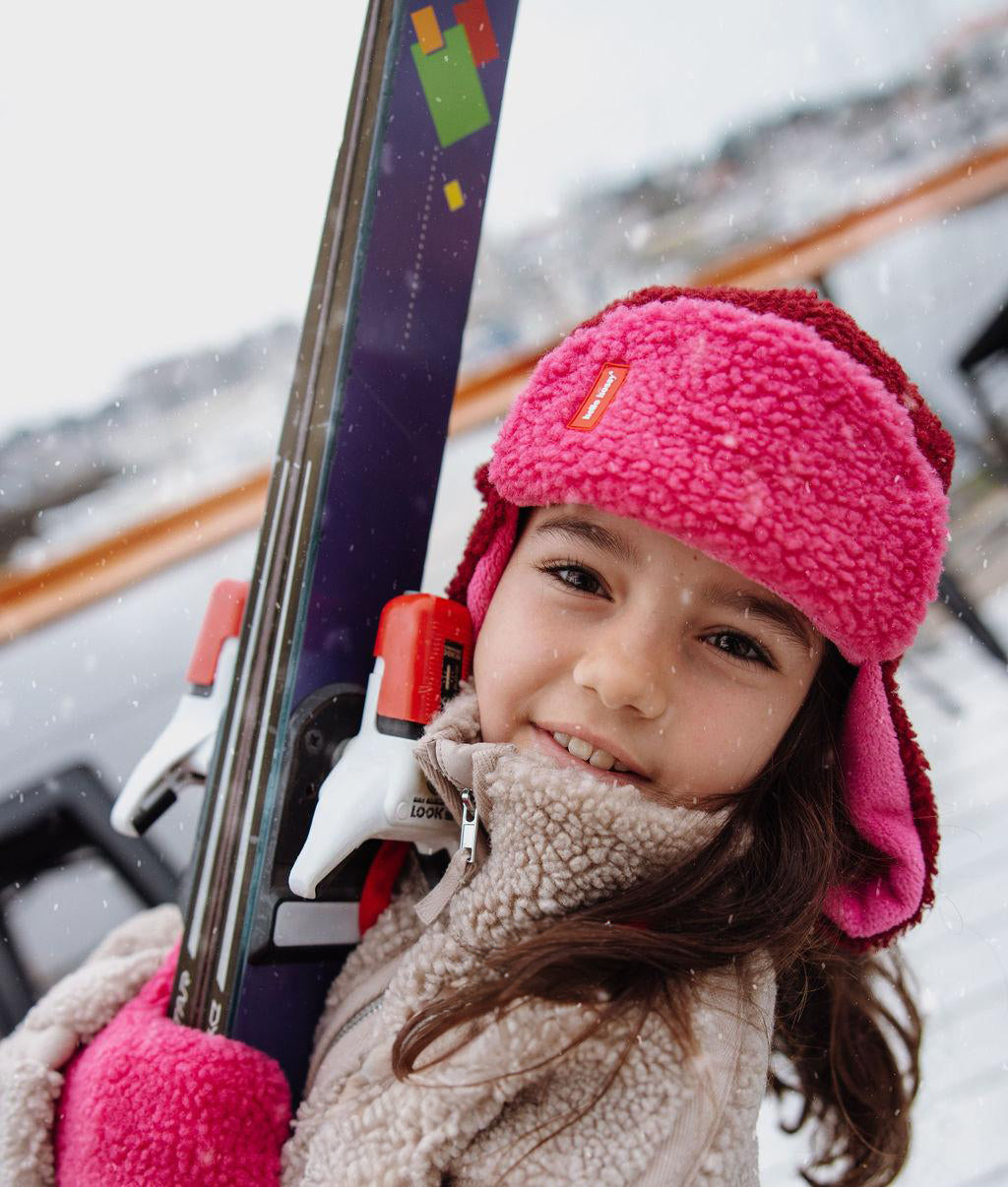 Gorro russo em sherpa Cozy Tara usado por uma criança – vista de frente – Hello Hossy