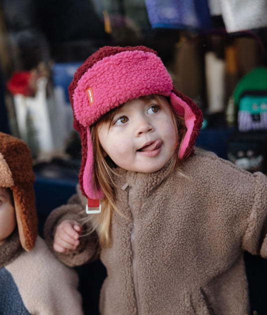 Criança a usar o gorro russo bicolor Cozy Tara - vista de frente - foto lifestyle - Hello Hossy