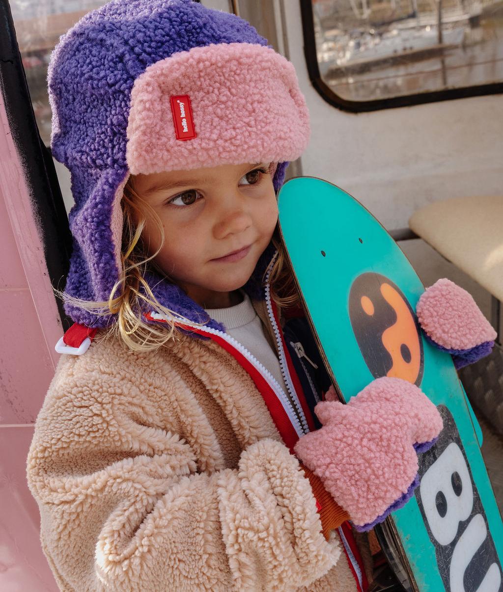 Gorro russo infantil violeta e rosa com efeito sherpa e fecho ajustável Hello Hossy