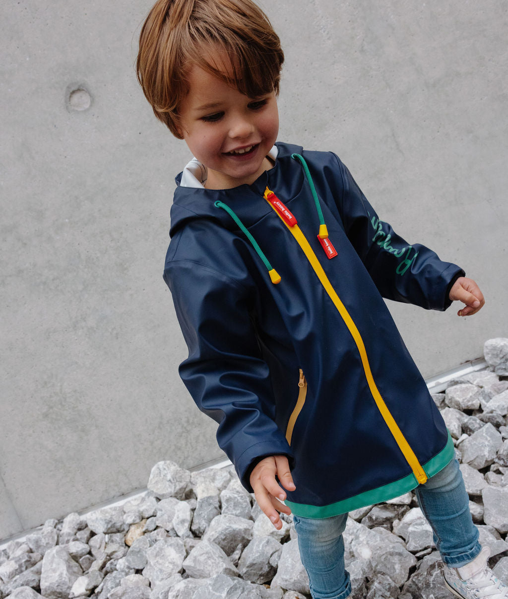 Rapaz a usar o impermeável de chuva com capuz Night – foto lifestyle – Hello Hossy