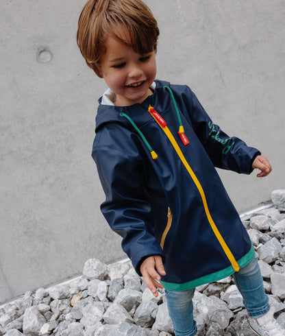 Rapaz a usar o impermeável de chuva com capuz Night – foto lifestyle – Hello Hossy