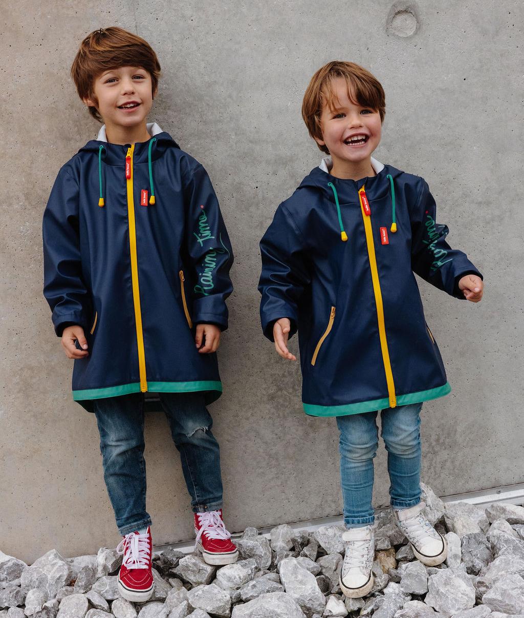 Duo de meninos com o impermeável Night - vista frontal - foto lifestyle - Hello Hossy