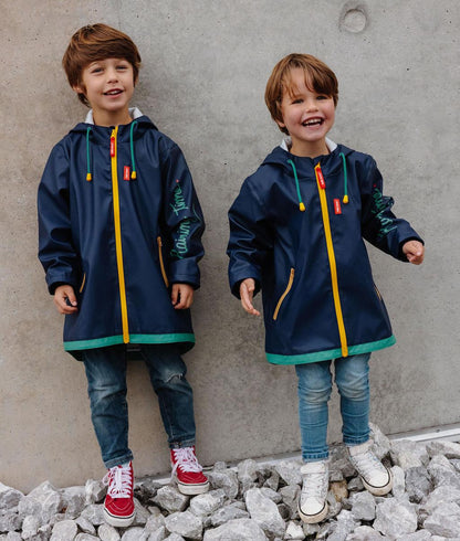 Duo de meninos com o impermeável Night - vista frontal - foto lifestyle - Hello Hossy