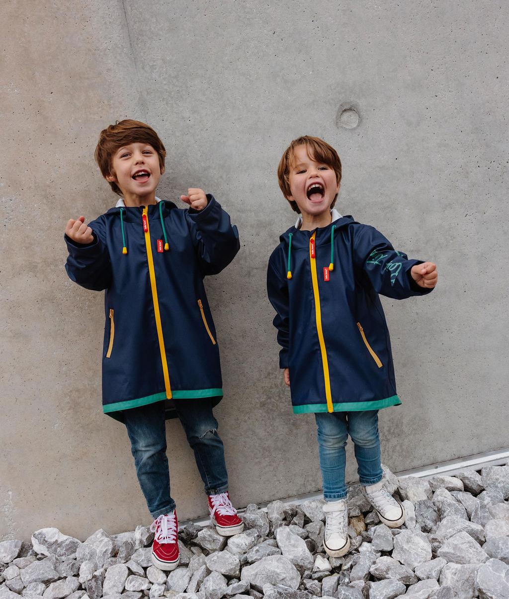Dois rapazes a usar o impermeável Night - foto lifestyle - Hello Hossy