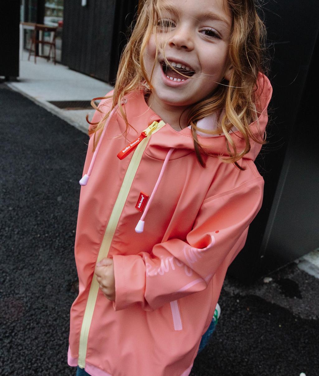 Impermeável Pink usado por uma menina - vista de 3/4 - foto lifestyle – Hello Hossy