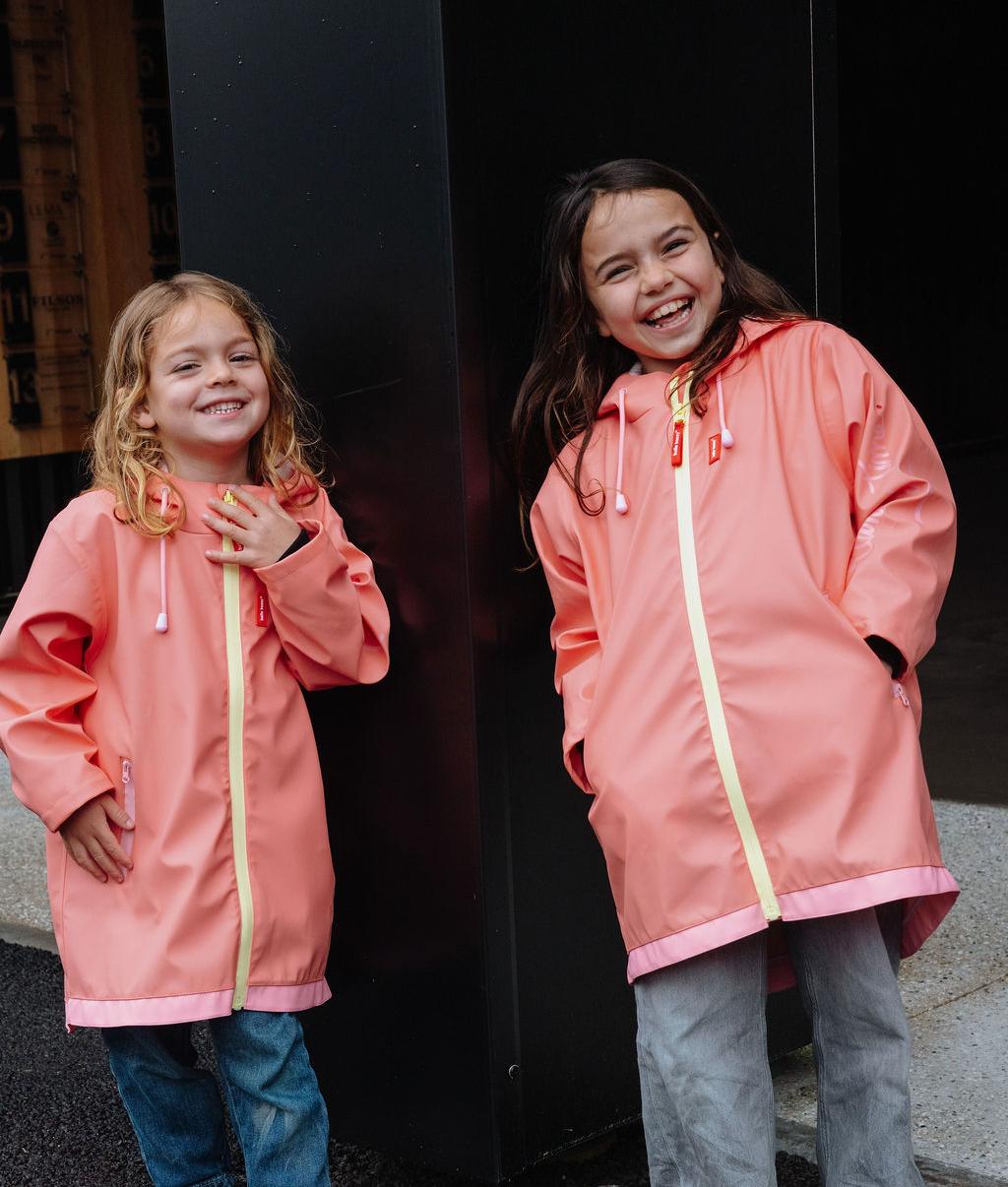 Duo de meninas com o impermeável Pink – vista de frente – foto lifestyle – Hello Hossy