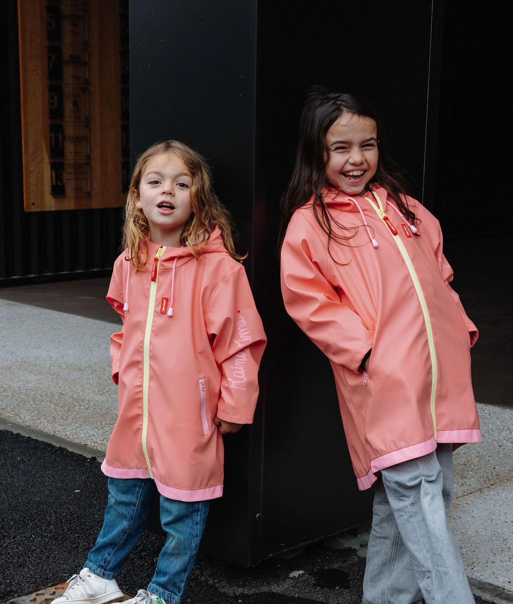 Impermeável de chuva com capuz Pink usado por duas meninas - fotografia lifestyle - Hello Hossy