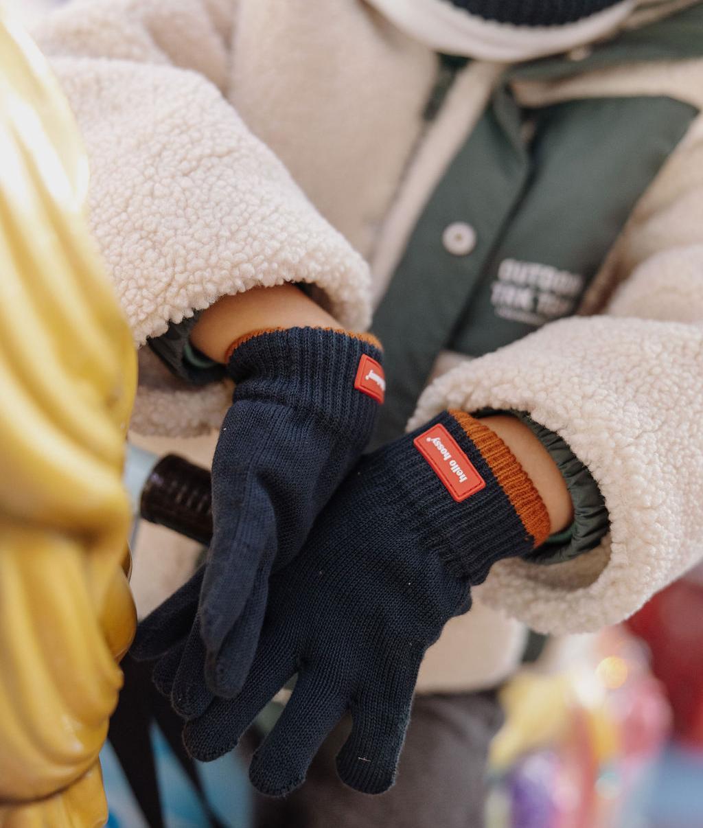 Luvas em malha Handy Polo - detalhe do produto - foto lifestyle – Hello Hossy