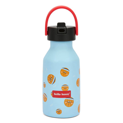 Garrafa reutilizável infantil azul com estampado de desporto, bolas laranja e pega vermelha Hello Hossy
