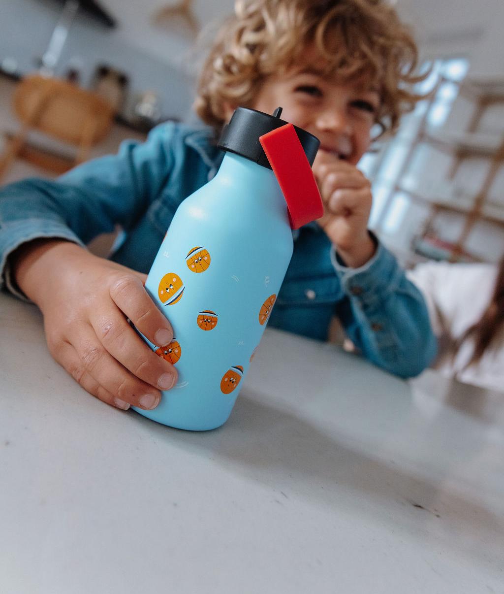 Garrafa reutilizável infantil azul com padrão de desporto laranja e tampa preta Hello Hossy