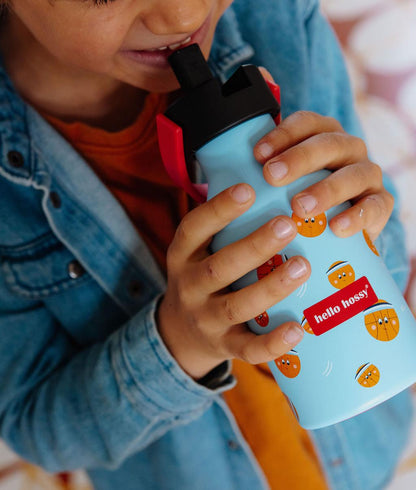 Garrafa reutilizável infantil azul com estampado desporto laranja e detalhe preto Hello Hossy