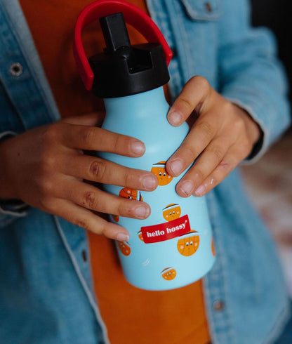 Garrafa reutilizável infantil azul com padrão desporto laranja, tampa preta e pega vermelha Hello Hossy