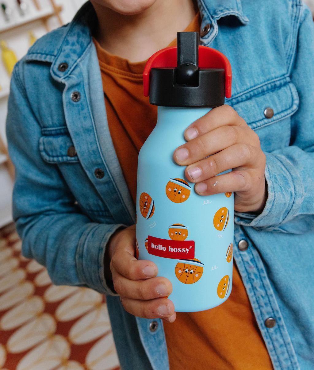 Garrafa reutilizável infantil azul com padrão de desporto laranja e tampa preta Hello Hossy