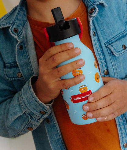 Garrafa reutilizável infantil azul com padrão desportivo, tampa preta e pega vermelha Hello Hossy