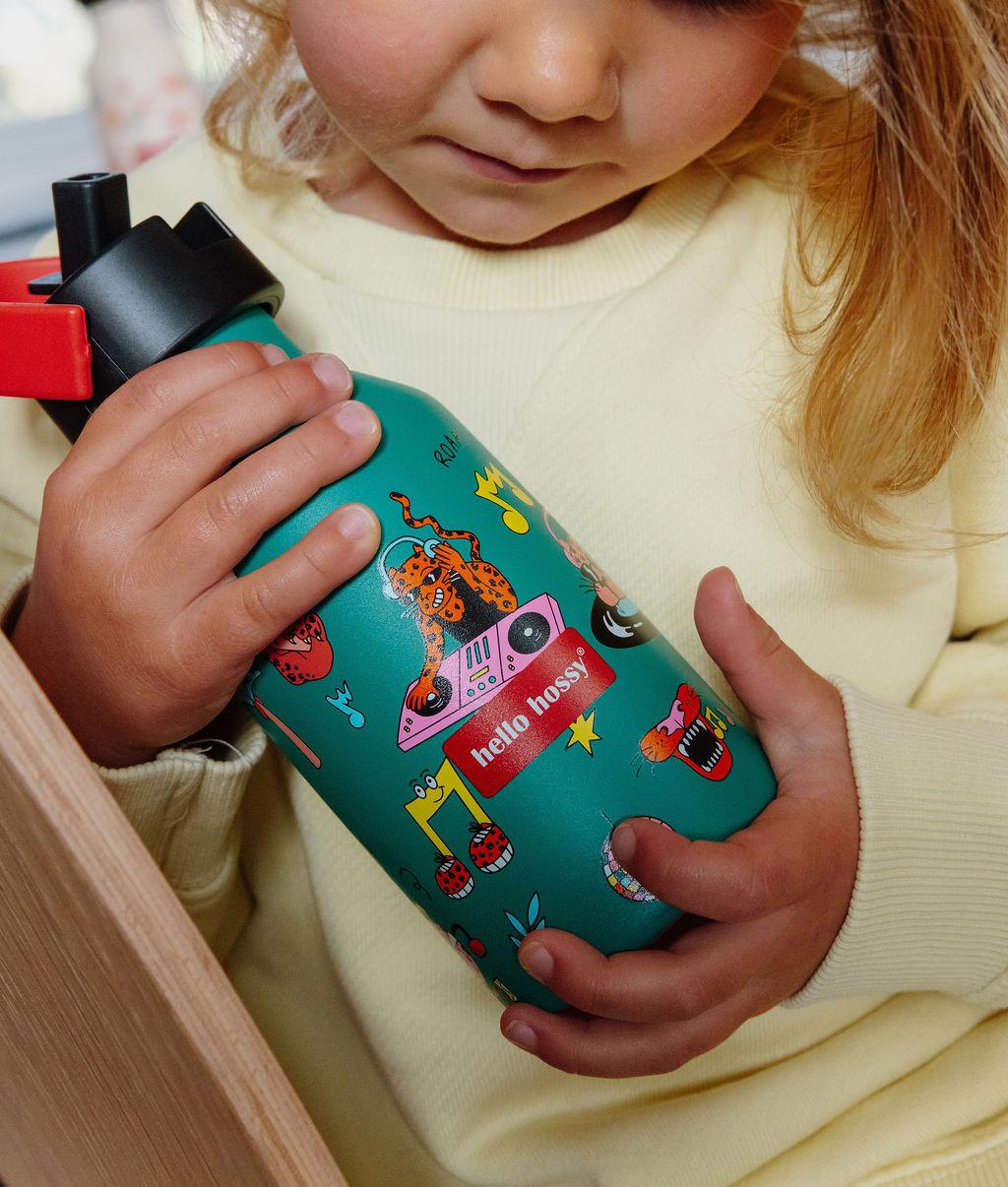 Garrafa reutilizável infantil verde com estampado de música e animais e tampa preta Hello Hossy