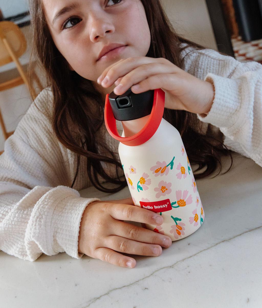 Garrafa reutilizável infantil rosa e laranja com padrão de flores e pega vermelha Hello Hossy