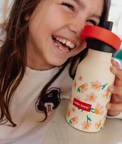 Garrafa reutilizável infantil rosa e laranja com padrão de flores e tampa vermelha Hello Hossy