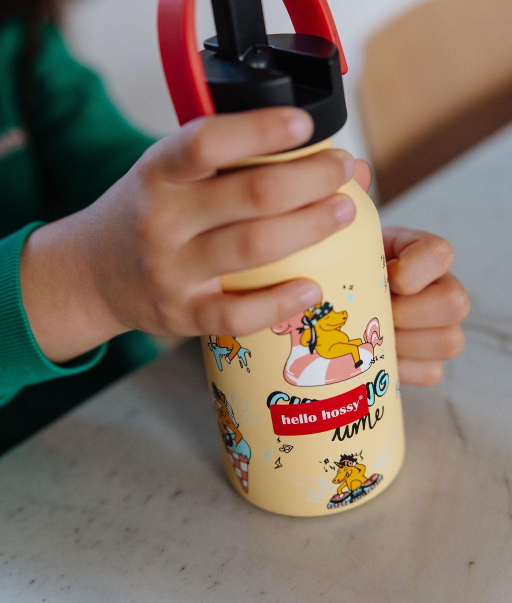Garrafa reutilizável infantil amarela com padrão unicórnio e pegas vermelhas Hello Hossy