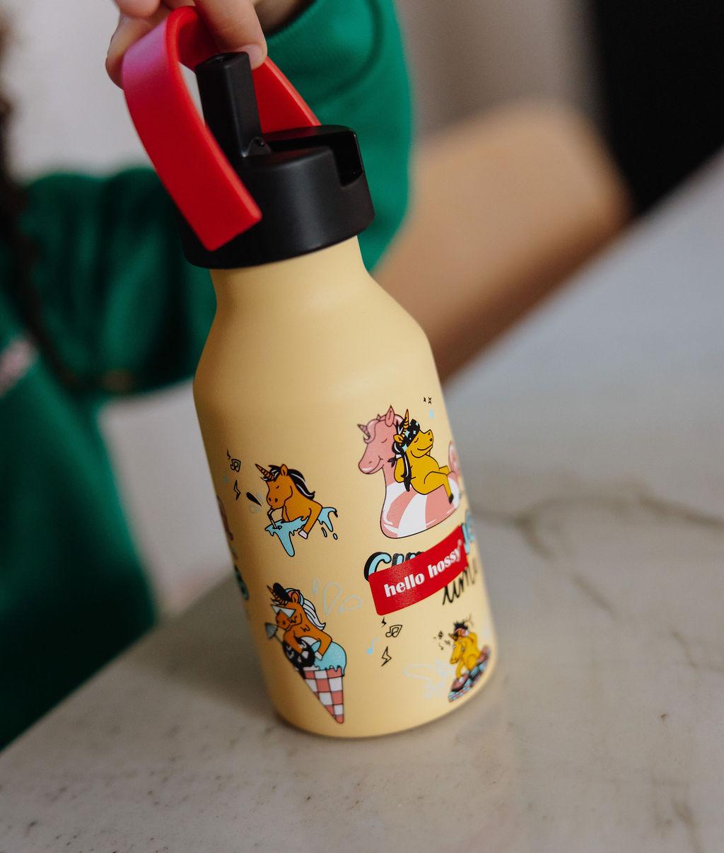 Garrafa reutilizável infantil amarela com motivo de unicórnio e tampa vermelha Hello Hossy