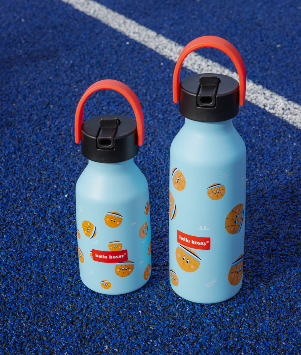 Garrafa reutilizável infantil azul com padrão de desporto laranja e pega preta Hello Hossy