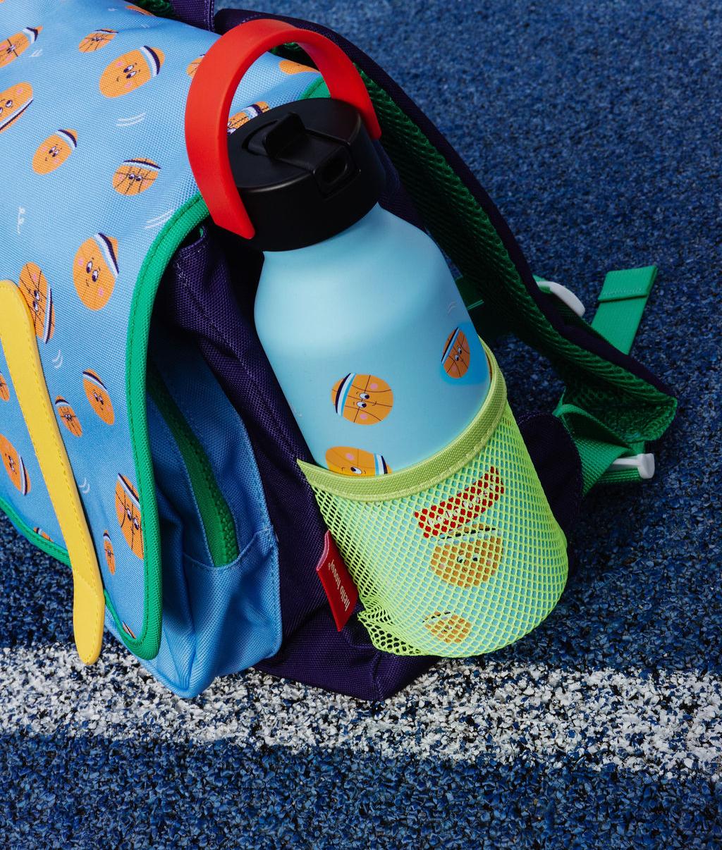 Garrafa reutilizável infantil azul com motivo de basquetebol laranja, tampa preta e pega vermelha Hello Hossy
