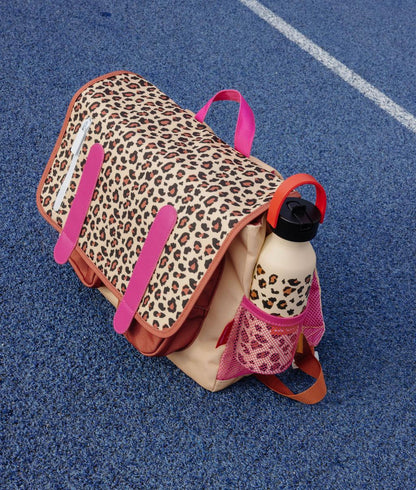 Garrafa reutilizável infantil bege com estampado leopard e pega vermelha Hello Hossy