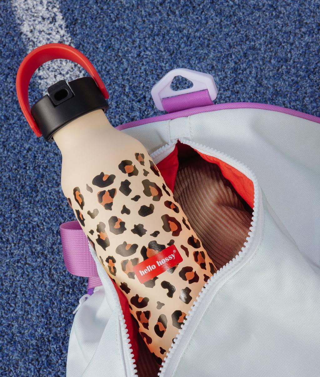 Garrafa reutilizável infantil bege com estampado leopard, tampa preta, pega vermelha Hello Hossy