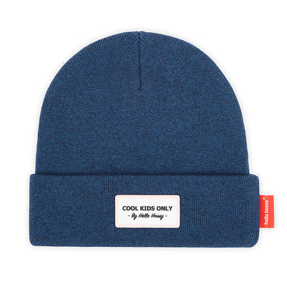 Gorro infantil azul chiné com etiqueta bordada e texto Hello Hossy