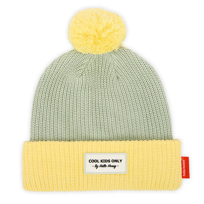Gorro infantil verde-claro com rebordo amarelo, pompom amarelo e etiqueta bordada Hello Hossy