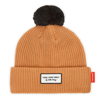 Gorro infantil castanho com pompom preto e etiqueta bordada Hello Hossy