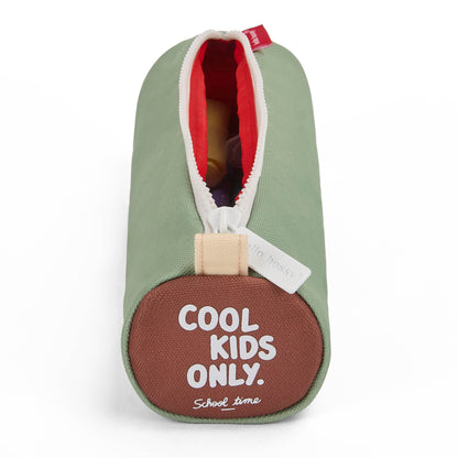 Estojo escolar infantil verde com abertura de fecho vermelho e inscrição Cool Kids Only Hello Hossy