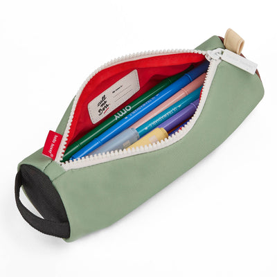Estojo escolar infantil verde, interior vermelho, fecho branco, pega preta Hello Hossy