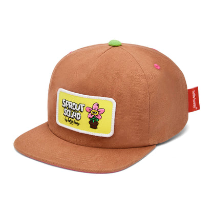 Boné infantil castanho com patch de flor rosa e botão verde Hello Hossy