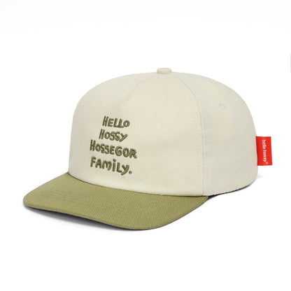 Boné infantil branco com pala verde e bordado Hello Hossy