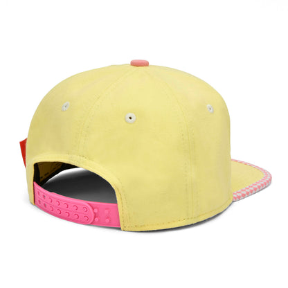 Boné infantil amarelo com pala reta e botão rosa ajustável Hello Hossy